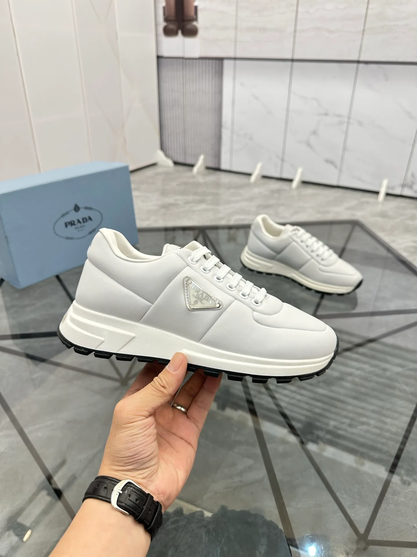 Men's shoes: 💰P440¥ Product trademark: Prada *"Prada*" low-top casual shoes Regular size: 38-44 (can be customized to 45.46) Product materials: imported cowhide upper, sheepskin lining, original outsole. Number: 835